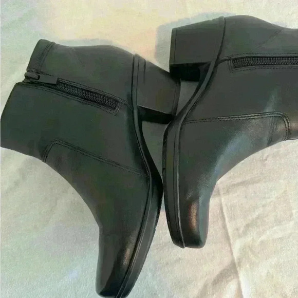 Clark and kill boots only used once - Picture 9 of 10